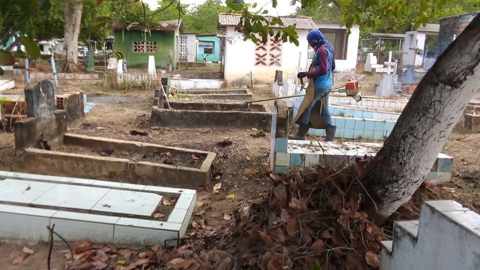 Prefeitura intensifica limpeza dos cemitérios para dia de Finados.